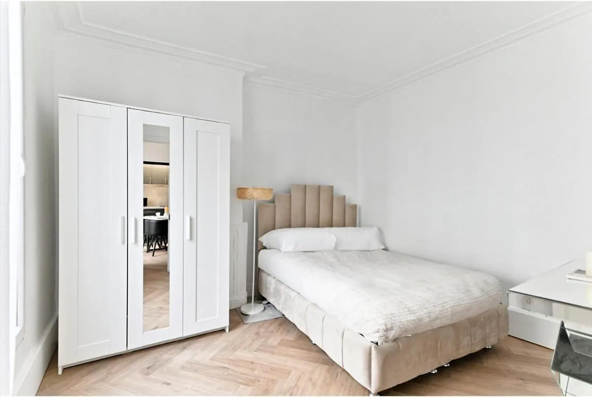 Modern Apartment Paris Moulin Rouge