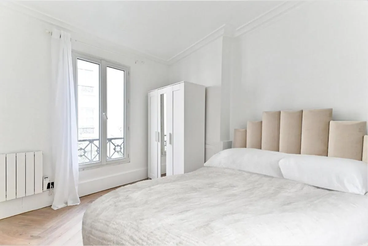 Modern Apartment Paris Moulin Rouge France