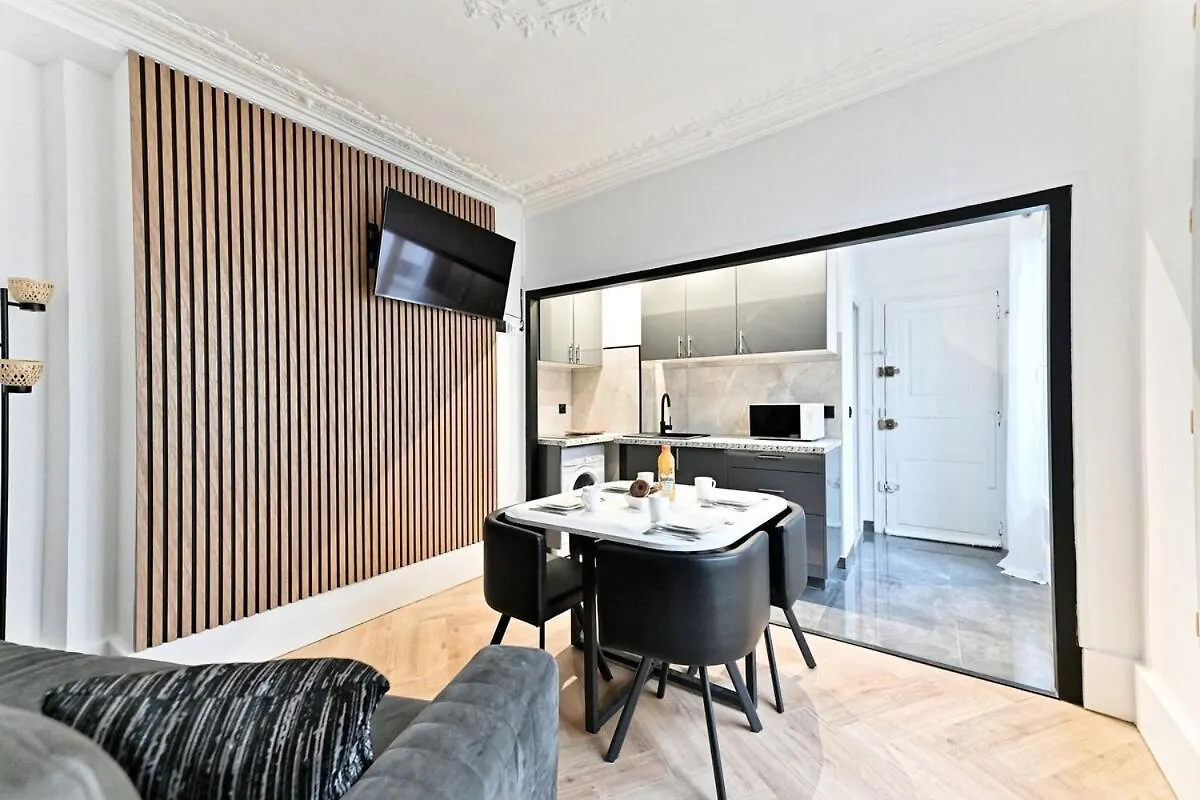 Modern Apartment Paris Moulin Rouge France
